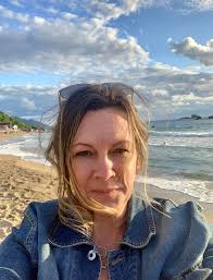 Hi folks, I'm looking for a bit of guidance please, I am thinking about  doing a yoga teacher training, I am a psychotherapist and am interested in  the somatic for myself and