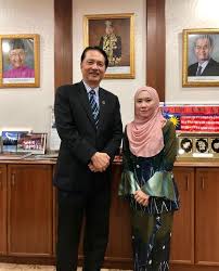 Tiada beza antara seorang bangsawan dan. Johan Setia Mahkota Membawa Gelaran Datuk