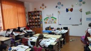 Prin exceptie de la prevederile anterior mentionate, pentru clasele terminale din invatamantul liceal, anul scolar are 32 de saptamani de cursuri si se incheie in data de 25 mai 2018. Structura Anului È™colar In Alte È›Äƒri Europene Cat De Devreme Incepe È™coala È™i Cate SÄƒptÄƒmani DureazÄƒ VacanÈ›a De VarÄƒ Hotnews Mobile