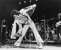 Elvis aaron presley, nas circunstâncias mais humildes, nasceu para vernon e gladys presley em uma casa de dois quartos em tupelo, mississipi no dia 8 de janeiro de 1935. Why Elvis Is Still A Style Icon At 85 Elvis Presley Still Influences Men S Fashion