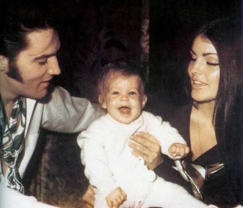 Behind the Songs | ELVIS PRESLEY y Priscilla Presley con su hija recién  nacida Lisa Marie. Lisa Marie nació el 1 de febrero de 1968 en Memphis, TN.  | Instagram