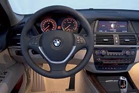 Empfangen von einem eleganten lichtteppich, zeigt sich das klare design des bmw x5 im innenraum mit hochwertigen materialien. Der Bmw X5 2006 2010