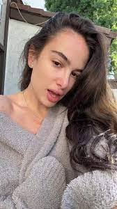 Elinor Gordon's Instagram, Twitter & Facebook