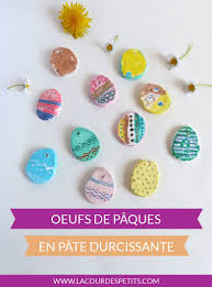 Pour réaliser des œufs de pâques personnalisés, on peut utiliser divers matériaux décoratifs. Activite De Paque Les Oeufs En Pate Durcissante La Cour Des Petits