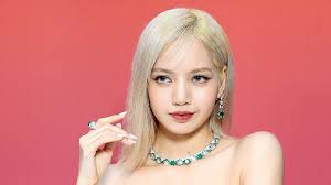 Lisa de Blackpink lleva jeans acampanados con tenis blancos en París