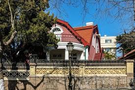 隔屏看青岛 八大关渐入佳境红瓦绿树晴方好in 2020 house styles qingdao mansions