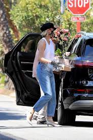 I prefer having fun to being too serious. Diane Kruger Pick Out Some Flowers In West Hollywood 04 27 2020 Celebmafia