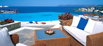 Na północno zachodnim wybrzeżu znajduje się morze liguryjskie, na zachodnim morze tyrreńskie, południowa część kraju położona jest nad morzem jońskim, zaś wschodnie wybrzeże nad adriatykiem. Wlochy Pl Wczasy Nad Morzem We Wloszech