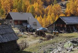Des années plus tard, au début de l'été 2018, lorsqu'un écrivain se rend dans ce même hôtel pour y passer des vacances, il est loin d'imaginer qu'il va se retrouver plongé dans cette affaire. Silence On Tourne Alpes Et Midi