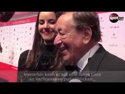 Entdecke unsere tolle auswahl an wunderschönen fotogeschenken einfach online. So Verliebt Zeigt Sich Richard Lugner Mit Seiner Neuen Freundin Youtube
