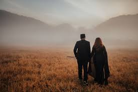 Jika sekarang trend foto prewedding lebih banyak mengarah ke outdoor, namun bukan berarti jika foto indoor jadi hal. Rynda Tretan Muslim Prewedding By Hieros Photography Bridestory Com
