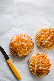 Galettes Des Rois Trois Recettes Tres Tres Faciles Recette Galette Des Rois Galette Des Rois Facile Galette Des Rois