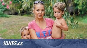 Najprv na seba hádzali špinu prostredníctvom médií, potom sa doťahovali o deti a nakoniec o majetok. Lucie Vondrackova Se Syny Se Musi Vratit Zpet Do Ceska Idnes Cz
