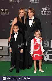 Luka modric junior was op dat moment zes jaar oud. Luka Modric Wirft Mit Seiner Frau Vanja Und Ihre Kinder Ivano Und Ema Kommen Fur Die Beste Fifa Fussball Awards 2018 In Der Royal Festival Hall London Stockfotografie Alamy