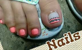 Los diseños pueden cambiar con relación a las manos, pero en realidad los principios son los mismos y de esa pintar tus uñas con esmaltes de diferentes colores es ideal para que puedas disfrutar de lindos y perfectos diseños en un momento determinado. Pin De Ivac Ainara En Pies Unas Manos Y Pies Disenos De Unas Pies Manicura De Unas