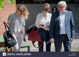 Und unsere verantwortung vergeht nicht. als deutscher bundespräsident versichere er: Berlin Deutschland 25 Mai 2014 Der Deutsche Aussenminister Frank Walter Steinmeier Ist Neben Seiner Frau Elke Buedenbender Abgebildet Und Seine Tochter Merit Gefolgt Nachdem Er In Seinem Wahlzettel Fur Die Europawahl 2014 Und