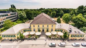 Durch die corona maßnahmen kommt es zu langen wartelisten. Im Herzen Schwabings Direkt Am Englischen Garten Liegt Unser Lokal Mit Seinen Zwei Terrassen Picture Of Cafe Reitschule Munich Tripadvisor