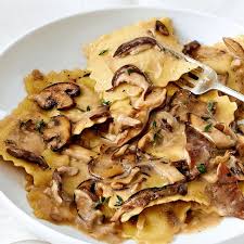 Recette De Raviolis Sauce Cremeuse Aux Champignons Coup De Pouce Favorite Recipes Dinner Cuisine Recipes Vegan Junk Food