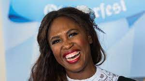 If having queen oti mabuse on the show wasn't enough, we've now got another queen with motsi mabuse <3. Motsi Mabuse So Sieht Die Let S Dance Jurorin Ohne Perucke Aus Derwesten De