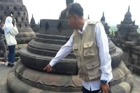 Maybe you would like to learn more about one of these? Ribuan Noda Permen Karet Menempel Di Candi Borobudur