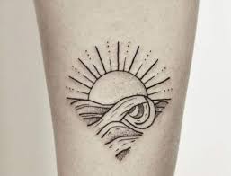 15 Idees Originales De Tatouages Soleil Tatouage Soleil Tatouage Petit Tatouage
