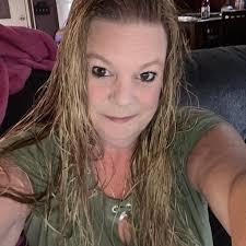 Why is the bottom part of my scar red after knee replacement surgery?