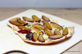 Susser Flammkuchen Mit Zwetschgen Mandeln Und Thymian Rezepte Flammkuchen Lebensmittel Essen