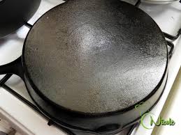 Pentru realizare acesteia, se încălzește ceaunul pe aragaz, se unge cu un strat de ulei pe întreaga suprafață și se. Cum Sa Pregatesti Si Sa Intretii O Tigaie De Fonta Retete Originale Cu Nicole