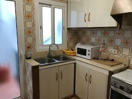 Reforma de cocina con revestimientos vinílicos en paredes y suelo. Renovar Cocina Sin Obras Leroy Merlin