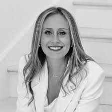 After many late nights of photoshopping and editing and more editing, I've  accepted my first full-time creative position! Today wraps up my first  official week as part of the YouTube Creative Studio… |