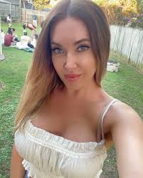 Hi! Can anyone suggest places to dance salsa in San Jose and also near  manuel antonio park? I'm looking for salsa socials (salsa, bachata,  merengue) and prefer to avoid club dancing if