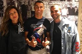 A fadista e o dj estão a aproveitar as férias para conhecer o país, desfrutar das praias e relaxar, tal como ilustram as últimas fotos publicadas pelo casalinho. Ana Moura E Ruben Da Cruz Surgem Juntos Publicamente A Culpa E De Katia Aveiro