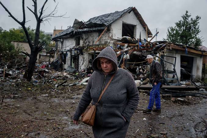 Russian strikes kill 8 in Ukraine as the UN debates how to end the war