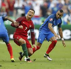 Frankreich stößt an und das in den weißen jerseys. Cristiano Ronaldo Im Em Finale 2016 Unter Tranen Verletzt Ausgewechselt Welt