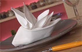 Pliez une serviette en forme de corbeille à pain dans le style tangram pour une touche originale et pleine de surprises pour un mariage ou un pour réaliser ce pliage, nous avons utilisé la serviette en papier « pivoine ». 10 Idees De Pliages De Serviettes Pour Epater La Galerie