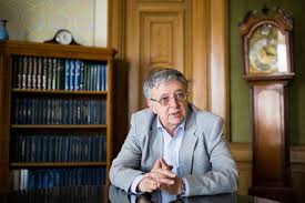In addition to being lovász is also known for his generosity to the mathematics community. Megis Az Akademianal Marad A Kutatohalozat Exkluziv Interju Lovasz Laszlo Mta Elnokkel Valasz Online