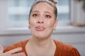 Ashley Graham straciła zęba po tym, jak ugryzła ciastko owsiane jej mamy.  Modelka pochwaliła się ''nowym'' uśmiechem