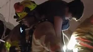 De acuerdo con la sargento de la policía de surfside marian cruz señaló que el edificio tenía 12 pisos y toda la parte trasera del inmueble se derrumbó. O4zksjx7vhmsrm
