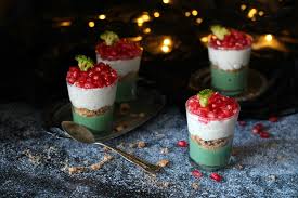 Bicchierini per aperitivi, buffet, antipasti, rinfreschi per tutte le occasioni molto belle a vedersi e molto buone al palato. Bicchierini Con Crema Alla Spirulina E Melagrana Papilla Monella