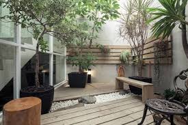 Gartengestaltung Mit Holz 16 Ideen Fur Ein Naturliches Flair Terassenideen Innenhof Gartengestaltung