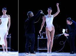 Bella Hadid wurde bei Pariser Fashion Week Kleid auf die nackte Haut  gesprüht - Stars - VIENNA.AT