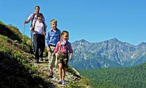 Als südlichster ast des bündner oberlandes reicht das valsertal weit in den vergletscherten alpenhauptkamm. Wandern