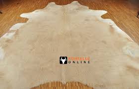 Kuhfell teppich kunstfell rinderfell kuhfellteppich stierfell fellteppich braun antik mit stil landhaus shop. Kuhfell Teppich Rinderfell Beige 230 X 200 Cm Kuhfelle Online