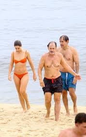 Em família! Luisa Arraes curte praia de Ipanema com o pai, Guel Arraes