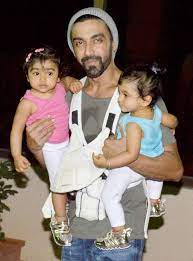 Riaan Deshmukh To Viaan Raj Kundra Star Kids Attend Sanjay Dutt S Twins Birthday Bash Birthday Bash Daughter Handsome
