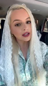 Bobbie Burgess's Instagram, Twitter & Facebook