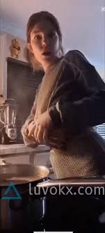 Accidental Braless nipslip flash on tiktok