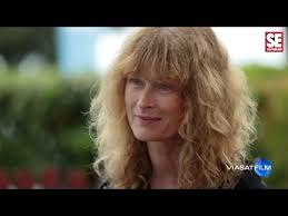 In 1984 she starred as astrid in her first movie slagskämpen. Wn Lena Endre