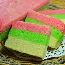 Bahan membuat bolu kukus paling sederhana 400 gram / 1 kotak tepung bolu kukus mawar instan (pondan). Resep Bolu Kukus Pelangi Dan Cara Membuat Bacaresepdulu Com Resep Kue Bolu Resep Kue