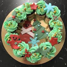 Noeeeelll Avec Kam Bentz Atelier Patisserie Chez Eskipii Petite Couronne De Noel A Base De Cupcake Au Chocolat Et Chantilly In 2020 Desserts Food Cake